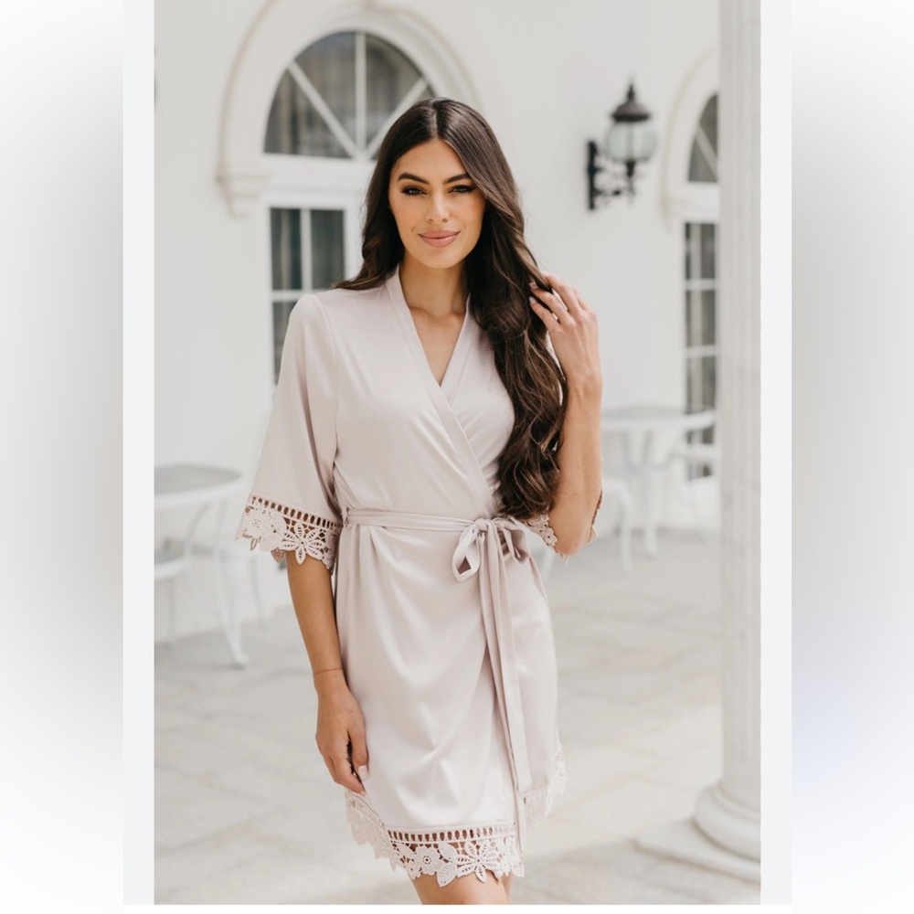 LE ROSE Rose Champaign Color Lace Bridesmaid Satin Robe.‎ Size S/M